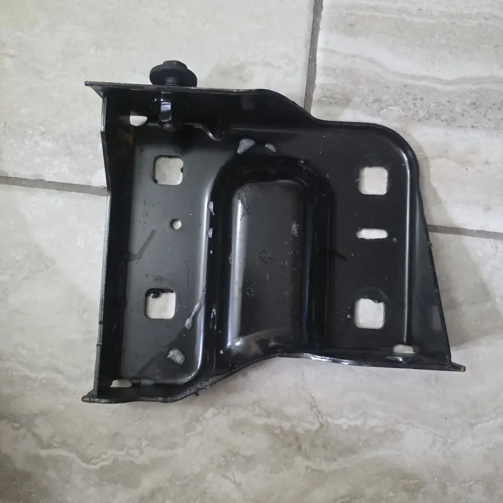 2020-2023 Chevrolet Silverado 2500 3500 Front Right Bumper Bar Bracket‎ 84568470